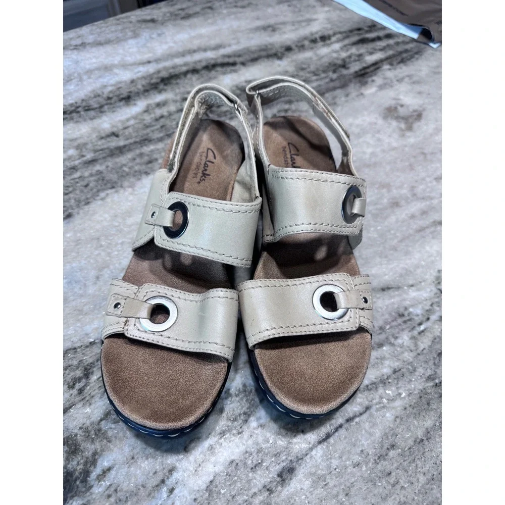 Clarks Sandals Leather Grommet Beige 8M Comfort Boho Casual Summer Slingback